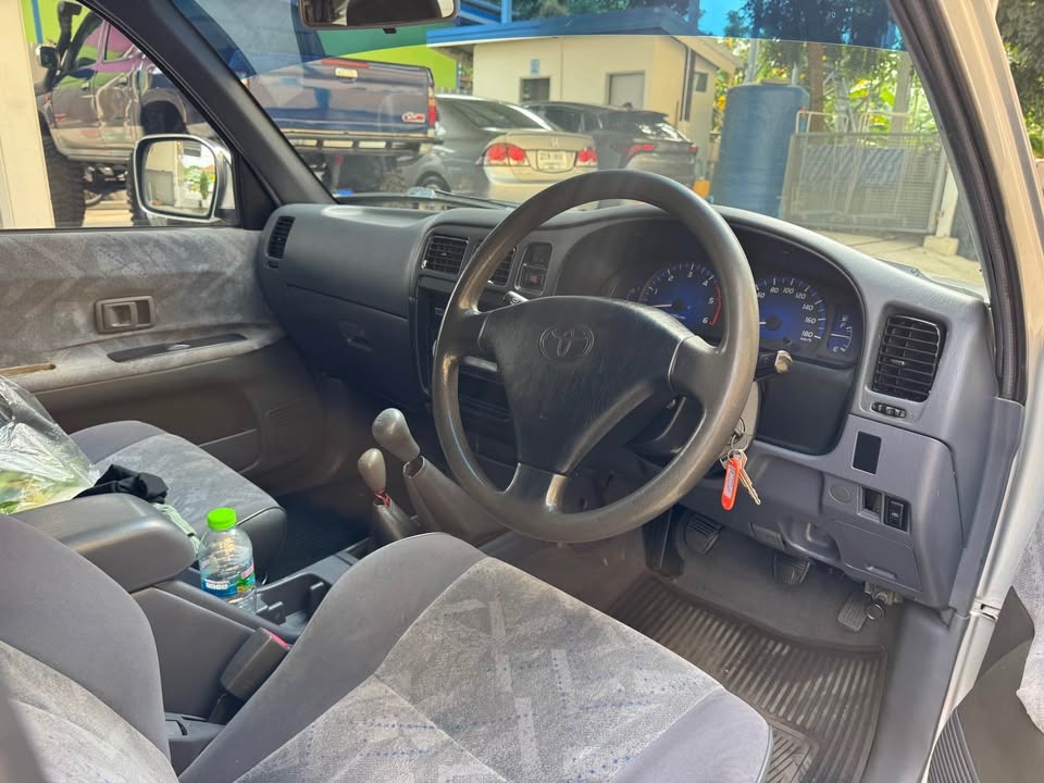 Car image 12